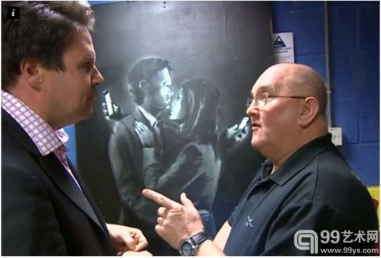 丹尼斯•斯汀康比(Dennis Stinchcombe）（右）与班克斯的最新作品