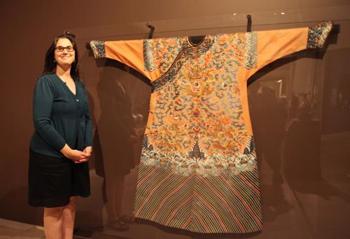纽瓦克博物馆亚洲部主任 凯瑟琳和中国清代龙袍