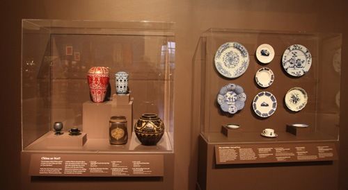 “是否中国的？”特别展厅展出的中国、日本等国生产的瓷器，以供观众亲自辨别