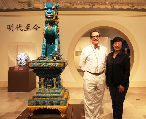  纽瓦克博物馆代馆长尤利西斯（左）和该馆中文媒体顾问周玮女士