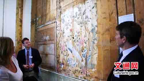 嘉宾参观“壁纸展”