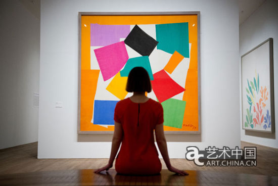 一位画廊助理在观看亨利·马蒂斯作品
