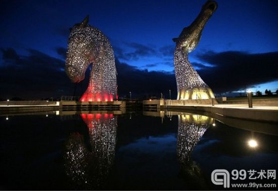 英码头点亮30米高马头雕像引惊叹