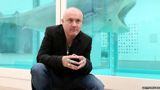 赫斯特的艺术作品经常具有冲击力，包括用甲醛保存的一只羊和鲨鱼。