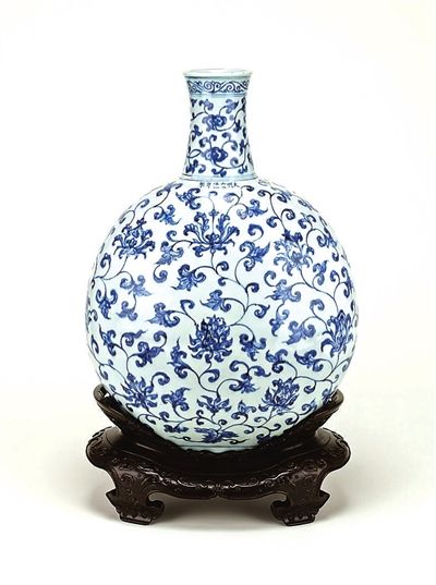 青花勾莲纹扁瓶 明宣德（公元1426-1435）江西景德镇