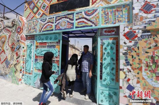 叙利亚艺术家用可回收材料打造世界最大壁画