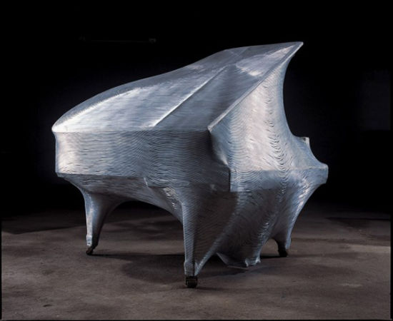 被钢丝缠绕的三角钢琴