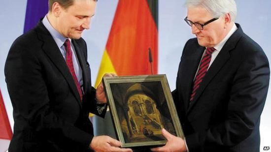 德国外长施泰因迈尔(右)将纳粹掠夺的绘画作品归还给波兰