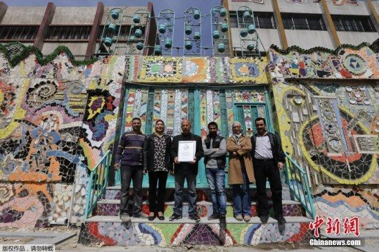 当地时间2014年3月31日，叙利亚大马士革，6名艺术家打造世界最大的可回收材料壁画，创造吉尼斯世界纪录。