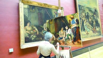 在卢浮宫经常可以看到临摹名作的艺术爱好者