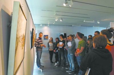 项目经理马丁为学生介绍油画   闫 健 摄