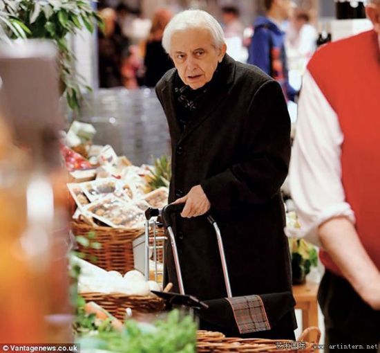 2013 年11月，古利特在超市购物。