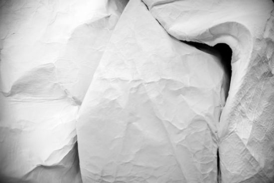 房间里的大象：艺术家创作真实比例大小折纸大象