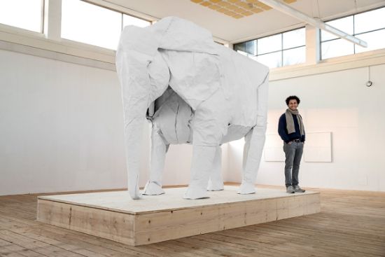 房间里的大象：艺术家创作真实比例大小折纸大象