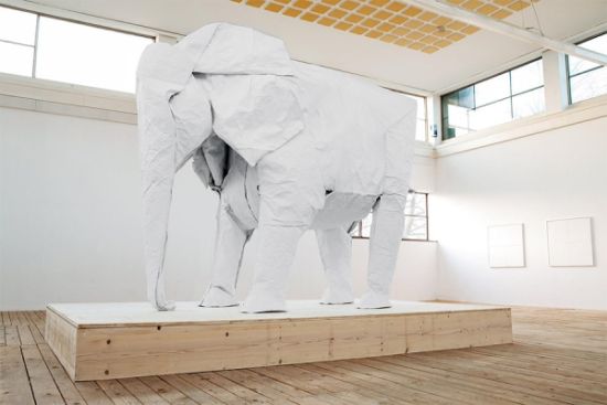 房间里的大象：艺术家创作真实比例大小折纸大象
