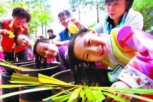 韩国小女孩在庆祝端午节，根据韩国传统，端午这天女性都必须洗头。（资料图片）