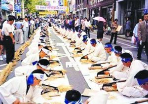 韩医们在街头切割药材，近年来，以望闻问切为传统的韩医在韩国又复兴起来，有超过中医之势。（资料图片）