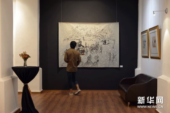 参观者欣赏西班牙艺术家萨尔瓦多·达利的作品。