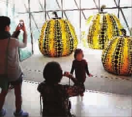 在美术馆留念很普遍