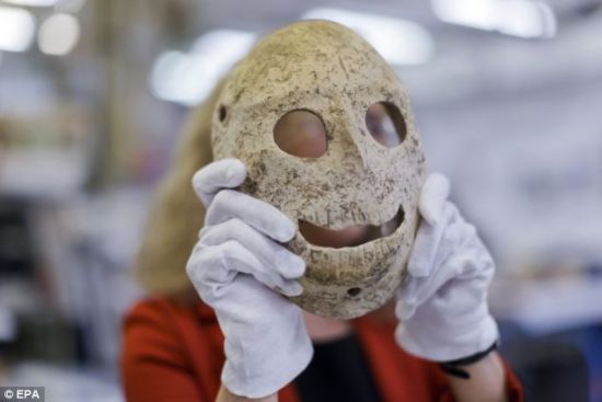耶路撒冷的以色列博物馆将举行一场名为“面对面：世界上最古老面具”的展览，展出12件拥有9000年历史的石制面具。这些罕见的面具年代可追溯到新石器时代，被誉为最为古老的古人肖像之一。所有这些面具都用石灰岩雕刻而成，代表死去祖先的灵魂