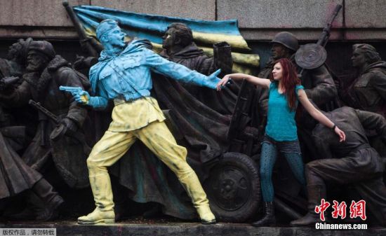 保加利亚民众恶搞苏联雕塑
