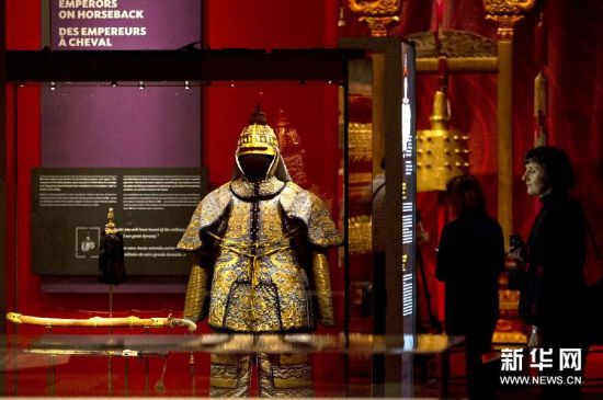 3月5日，在加拿大多伦多安大略省皇家博物馆，观众参观北京故宫博物院藏品“雍正帝御用棉甲”与“铁金累丝盔”。