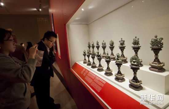 3月5日，在加拿大多伦多安大略省皇家博物馆，观众参观北京故宫博物院藏品。