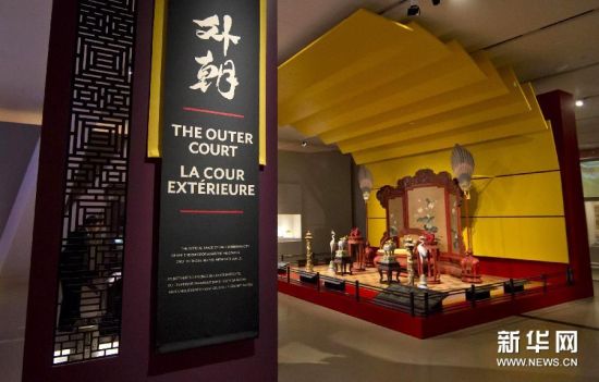 3月5日，在加拿大多伦多安大略省皇家博物馆，一位观众(左)参观北京故宫博物院藏品。