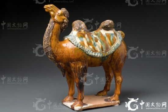 图为此次布鲁斯博物馆获赠的布鲁克斯珍藏精品—中国唐代唐三彩钴蓝釉双峰驼彩陶珍品，尺寸为15x12.5x6英寸（约为38.1x31.75x15.24厘米）。   