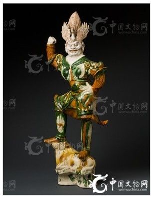 近日，美国康涅狄格州(Connecticut)格林威治市(Greenwich)布鲁斯博物馆(BruceMuseum)宣布喜获六件中国唐代瑰丽彩陶珍品。据悉，本次获赠的一系列珍贵藏品均为格林威治知名藏家弗雷德(Fred)和简·布鲁克斯(JaneBrooks)的典藏佳品，具有极高的艺术和历史价值。图为此次布鲁斯博物馆获赠的布鲁克斯珍藏精品—中国唐代（公元618年至906年）唐三彩天王(Lokapala)釉面彩陶造像，尺寸为35.5x15x7英寸（约为90.17x38.1x17.78厘米）。