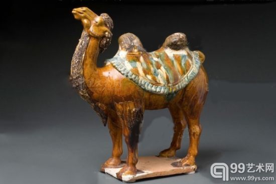 图为中国唐代唐三彩钴蓝釉双峰驼彩陶珍品