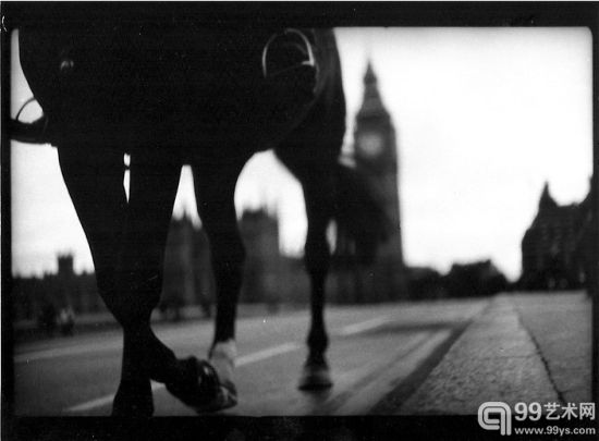 行走伦敦的黑色摄影师贾科莫·布鲁里尼