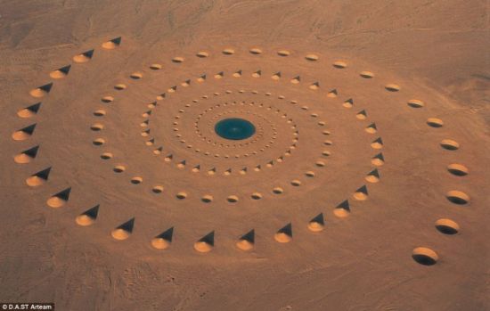 埃及沙漠现巨大螺旋装置艺术