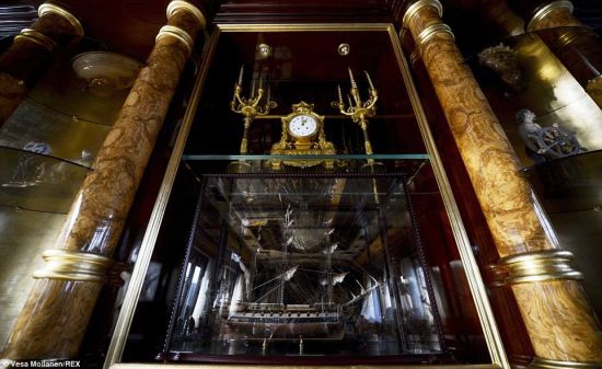 一对烛台、一个镀金时钟和一个帆船模型