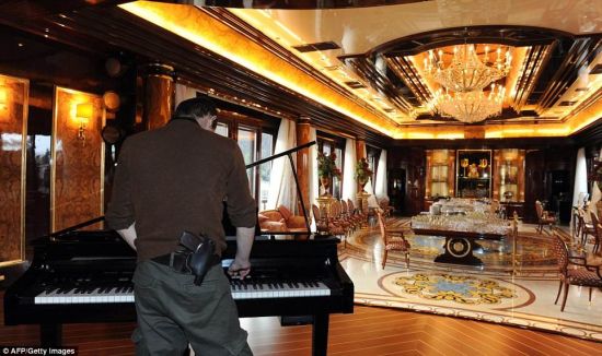 曾经在独立广场参加抗议的一名男子正在弹钢琴