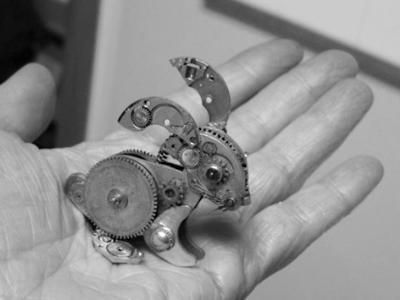 美国艺术家将旧手表零件变成精美雕塑