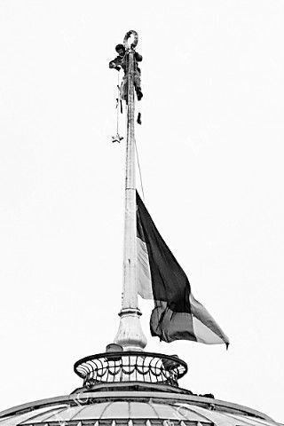 图说：25日，乌克兰示威者敲掉象征苏联时期的五角星标志。