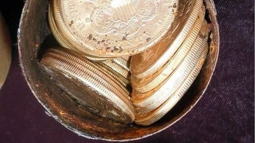 散步时在路上挖出价值千万美元的金币，美国加州一对夫妻竟遇上了这样的“飞来横财”。