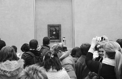 卢浮宫展馆内人山人海。    本报记者  叶 飞  摄