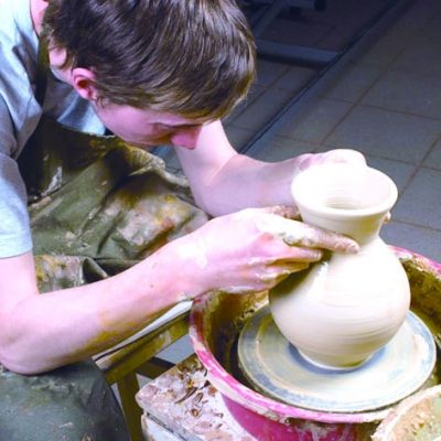 英国年轻人在博物馆学习传统工艺