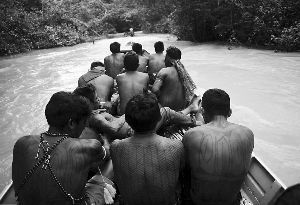 部落成员乘小木舟沿河道巡查，昼夜不息。 