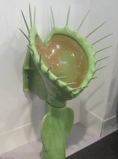 艺术家克拉克的花草形小便器作品之一：捕蝇草小便器，标价11500美元。