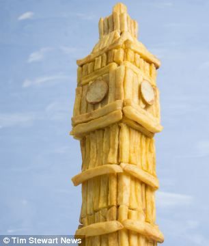 用薯条搭建的“大本钟”。