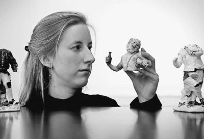 图为在英国伦敦，拍卖行员工展示迈森瓷器。这些瓷器是第二次世界大战时，纳粹从被轰炸的犹太人家中劫掠的。