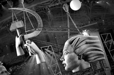 冬奥会开幕式上，纵横交错的钢梁源自马列维奇的作品。