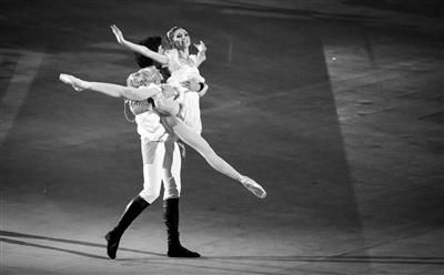 索契冬奥会开幕式上，舞者表演芭蕾舞《战争与和平》。