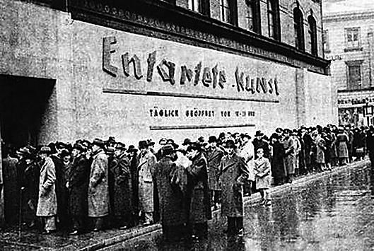 1937年排队参观“堕落艺术”主题展览的德国民众