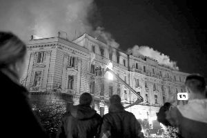 2月7日，萨拉热窝州政府大楼，消防员在灭火。