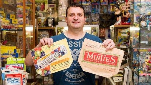 洛浦展示他收藏的奇趣包。图自澳洲网