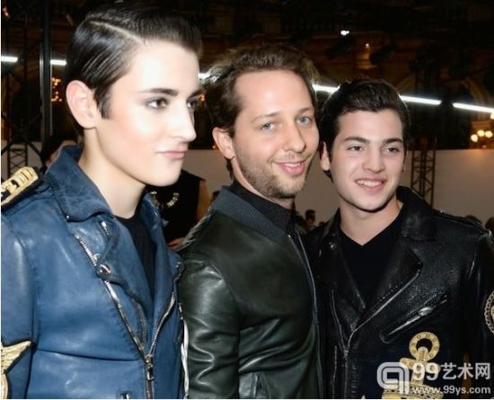 德里克•布拉斯伯格 (Derek Blasberg)（中）